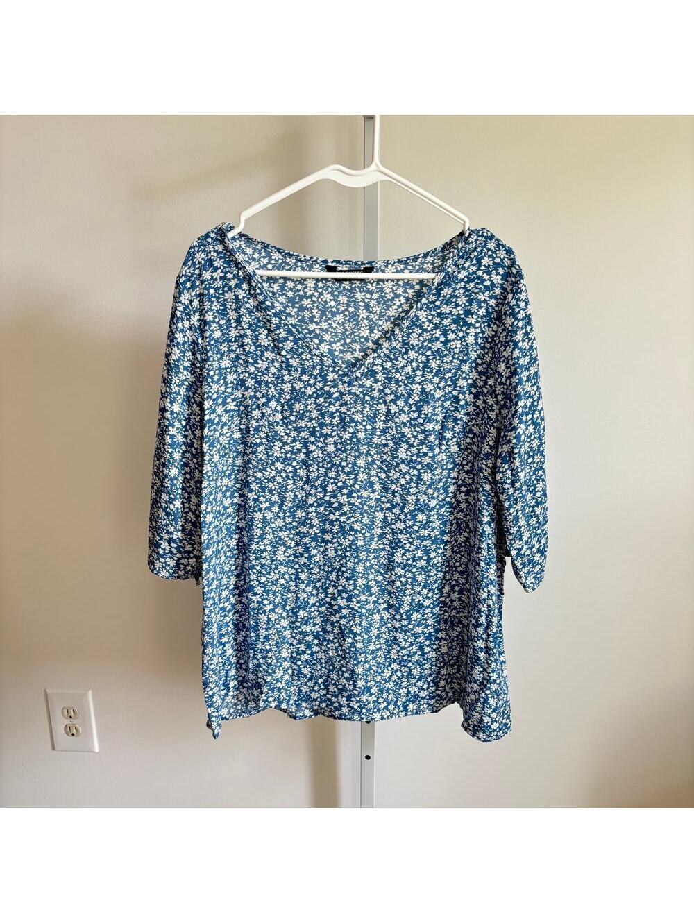 Bloomchic EUC Women's Blue White Ditsy Floral Print V-Neck Blouse Size 12